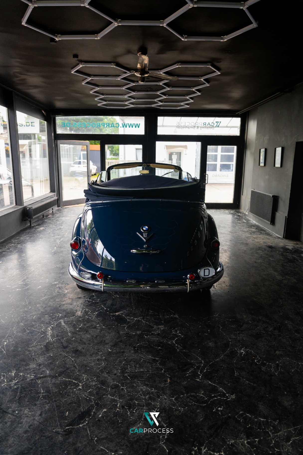 BMW 502 Heck unter Hexagon-Licht